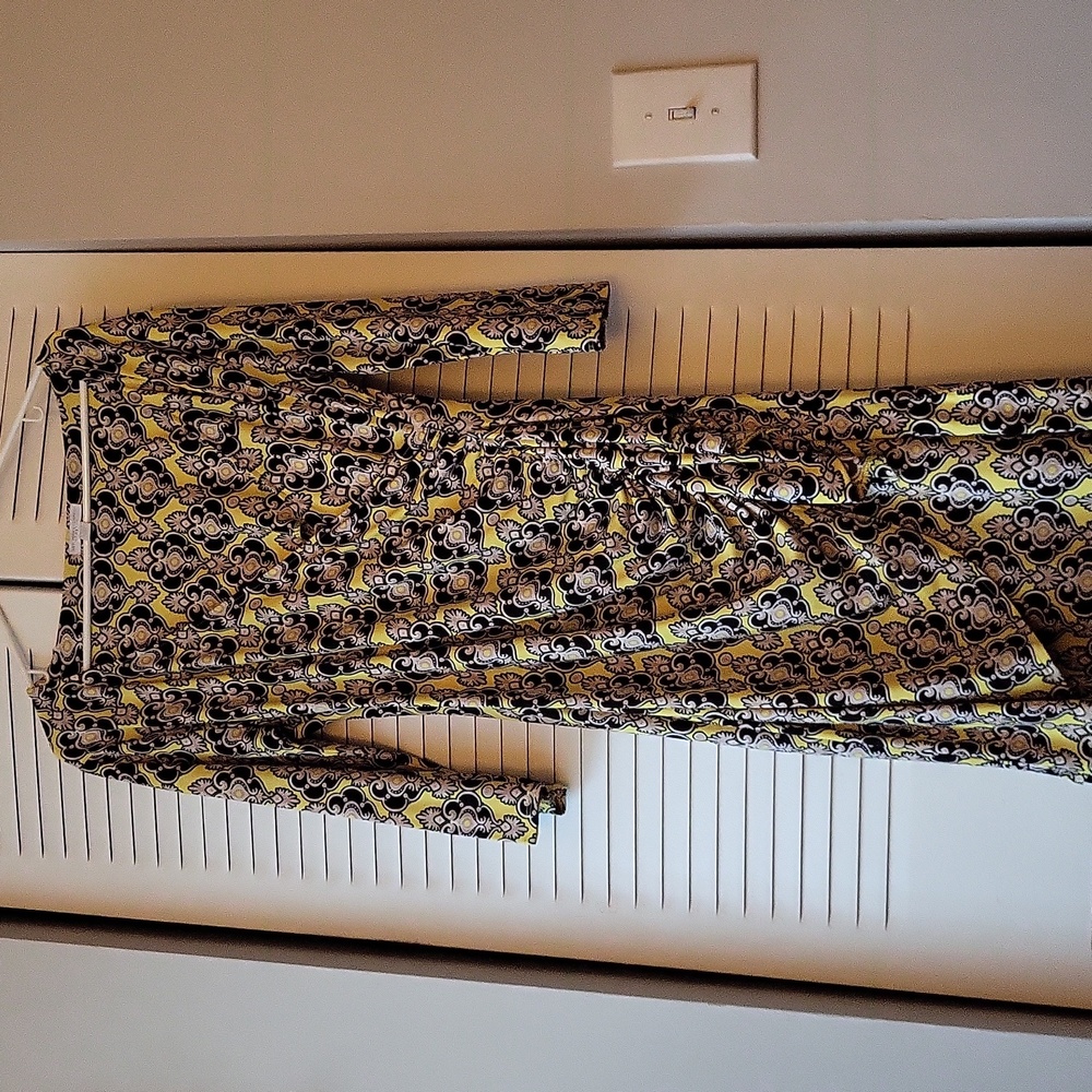 Beautiful dress good to wear during the night.